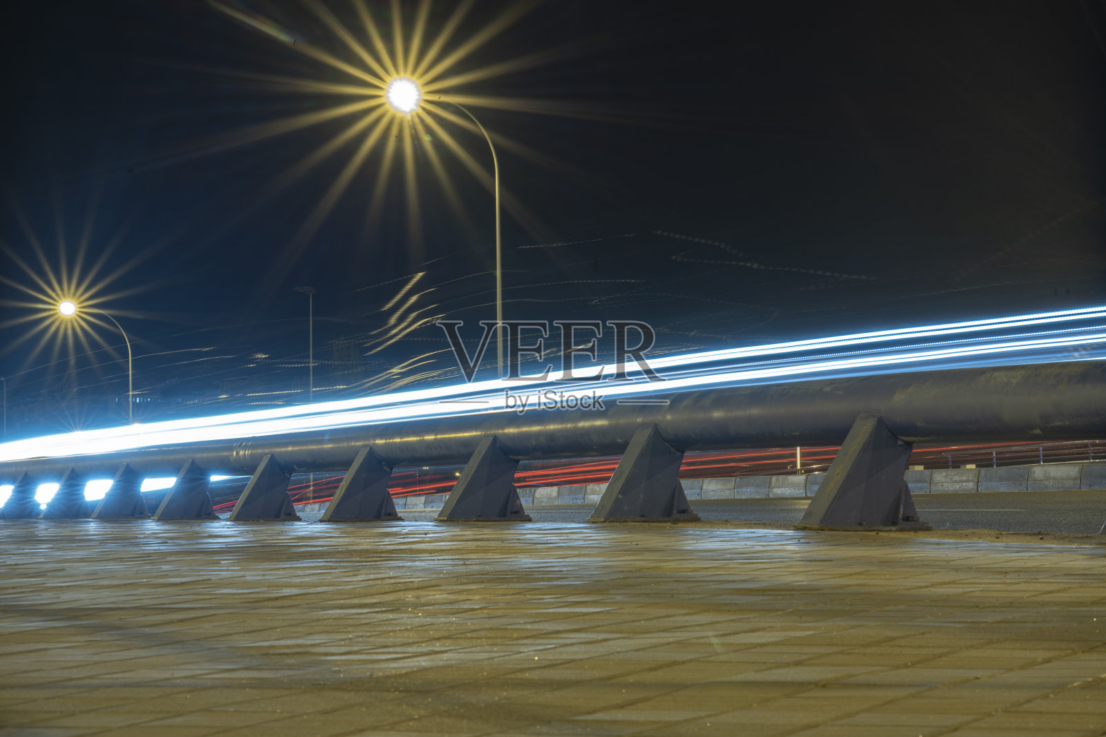 夜晚，在马德里的一条城市道路上，灯光斑驳照片摄影图片