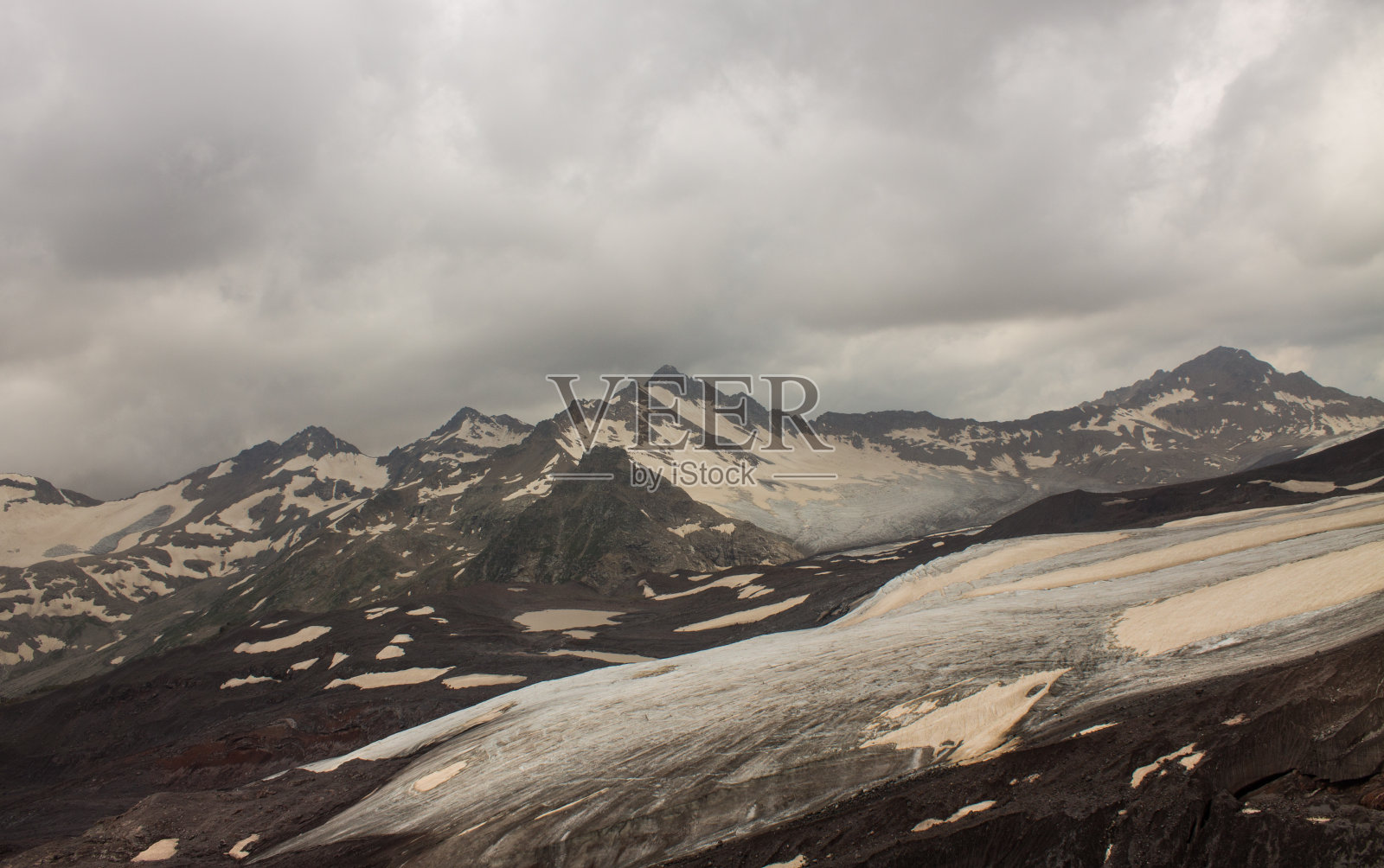 高山和冰川的雪峰照片摄影图片