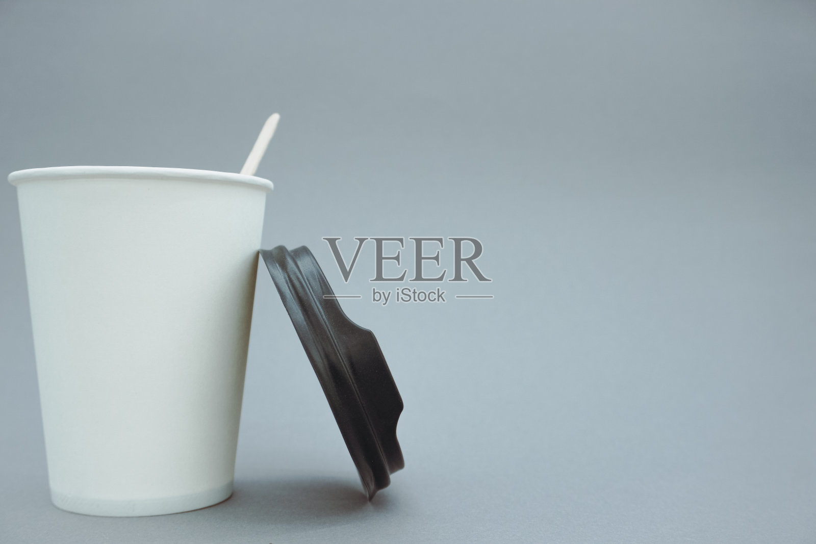 白色一次性饮料杯。照片摄影图片