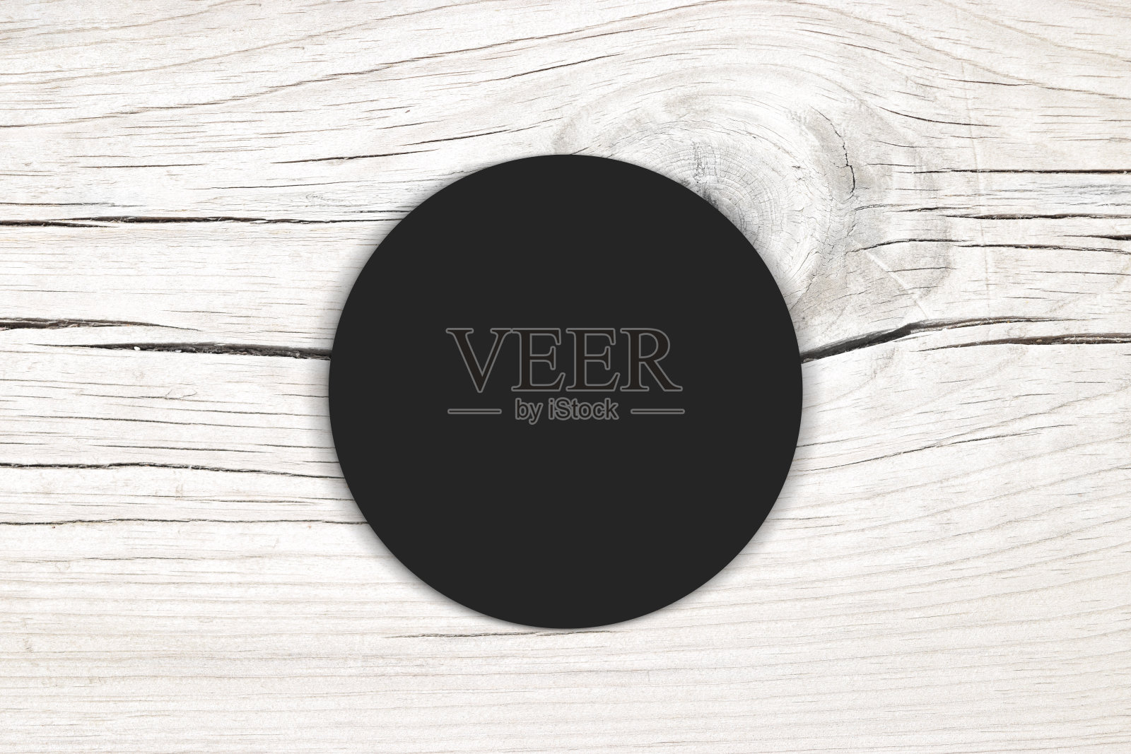黑色圆贴纸在白木背景上的模型照片摄影图片
