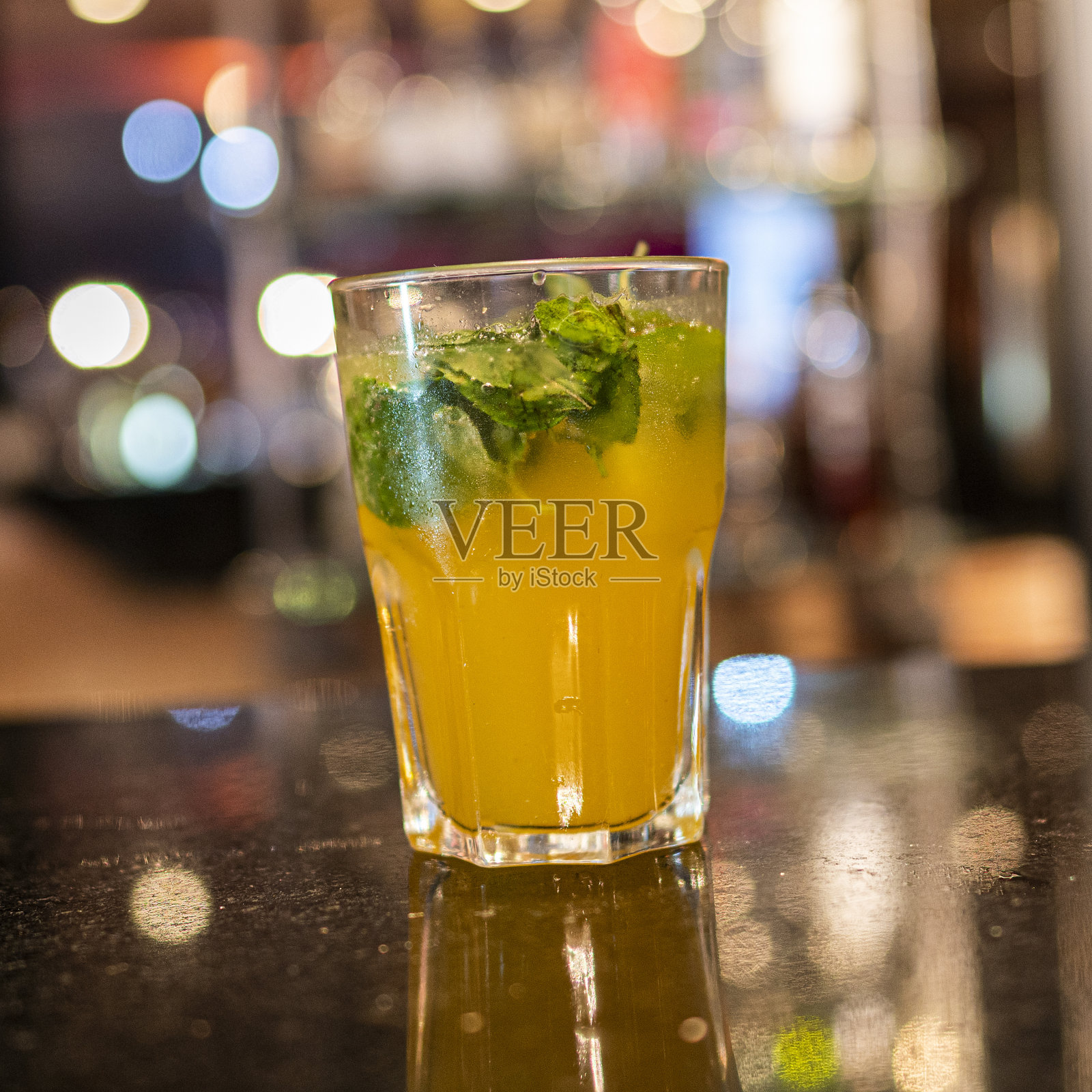 百香果加薄荷叶莫吉托。鸡尾酒。照片摄影图片