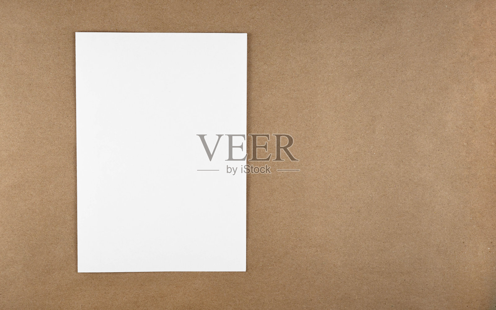 一个笔记本在一个极简风格的俯视图孤立的棕色背景回收工艺老式纸照片摄影图片