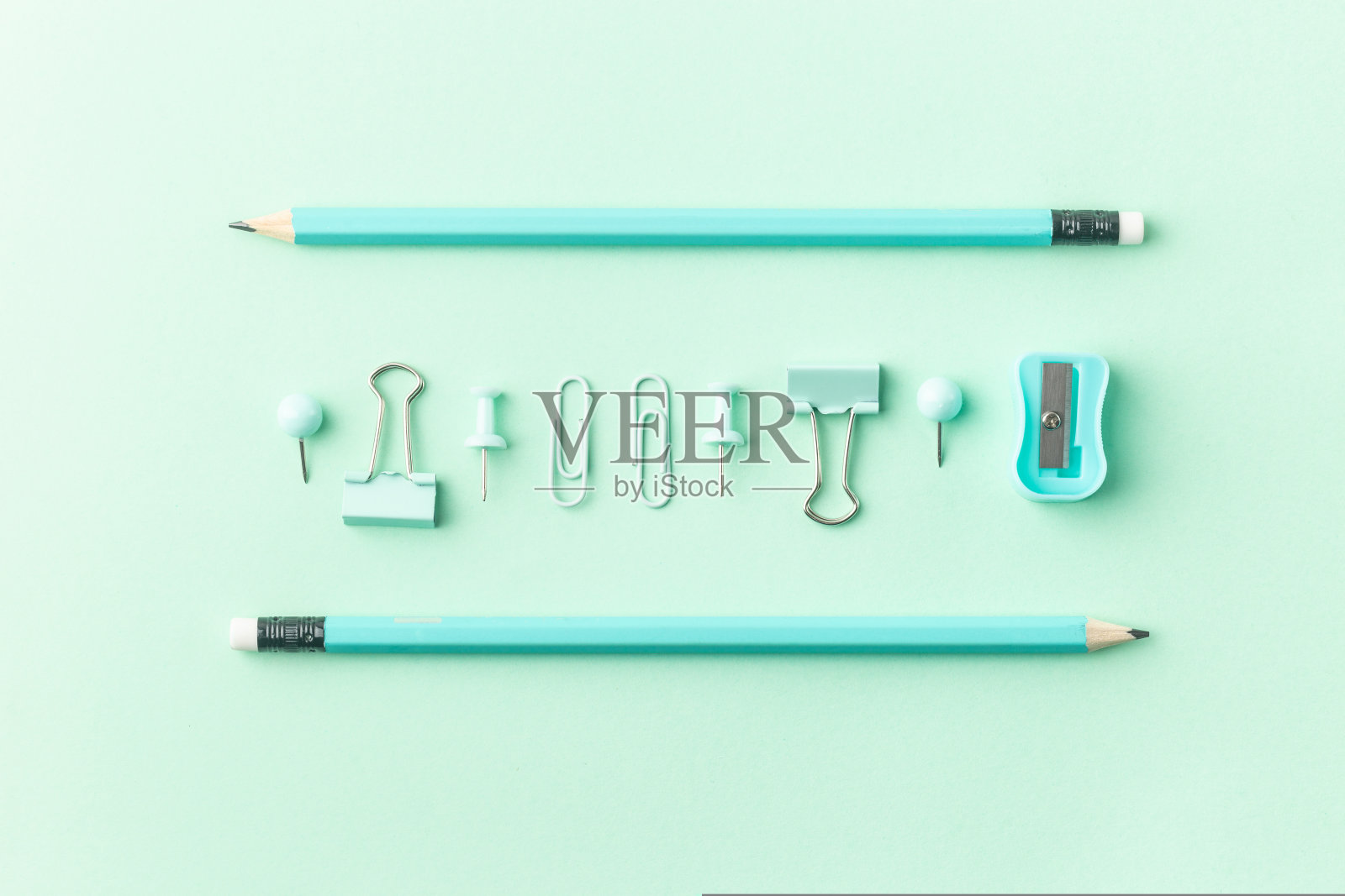 学校文具，青绿色，平铺。回到学校照片摄影图片