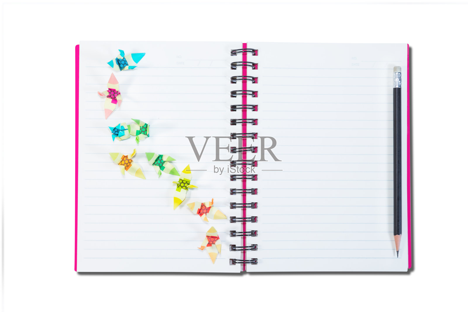 特写打开笔记与铅笔，孤立的白色背景，剪贴路径照片摄影图片