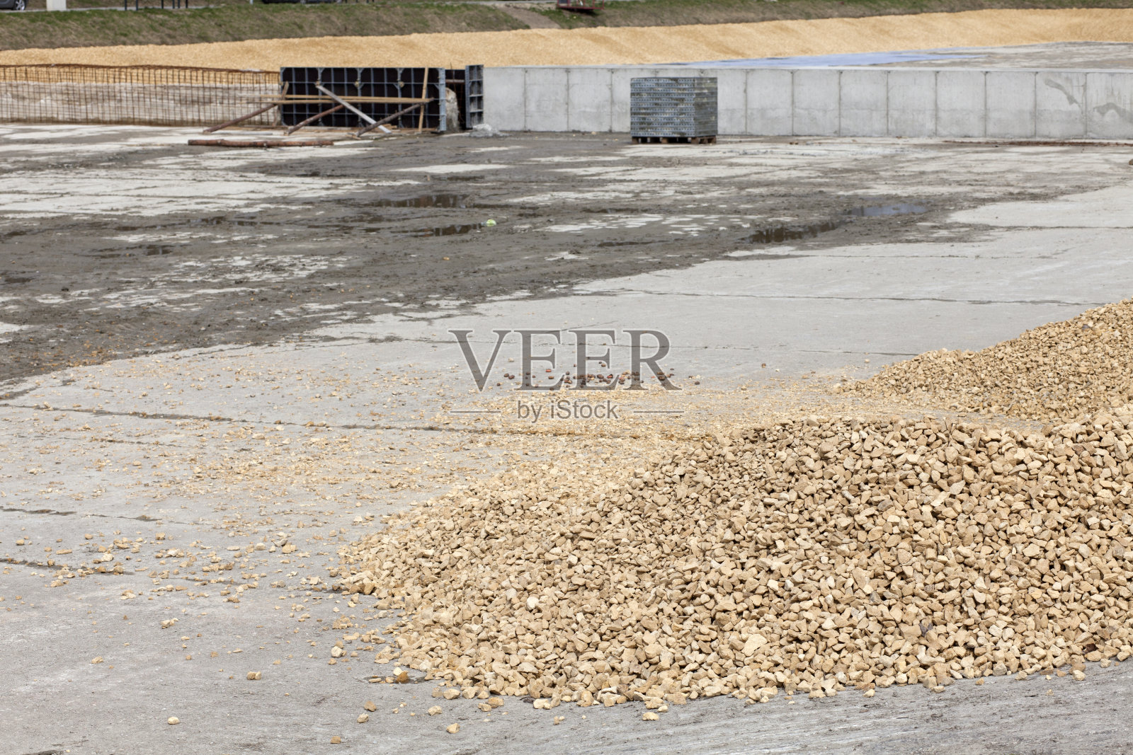 旧游泳池肩和池底的改造，用新的建筑材料进行固定和填充照片摄影图片