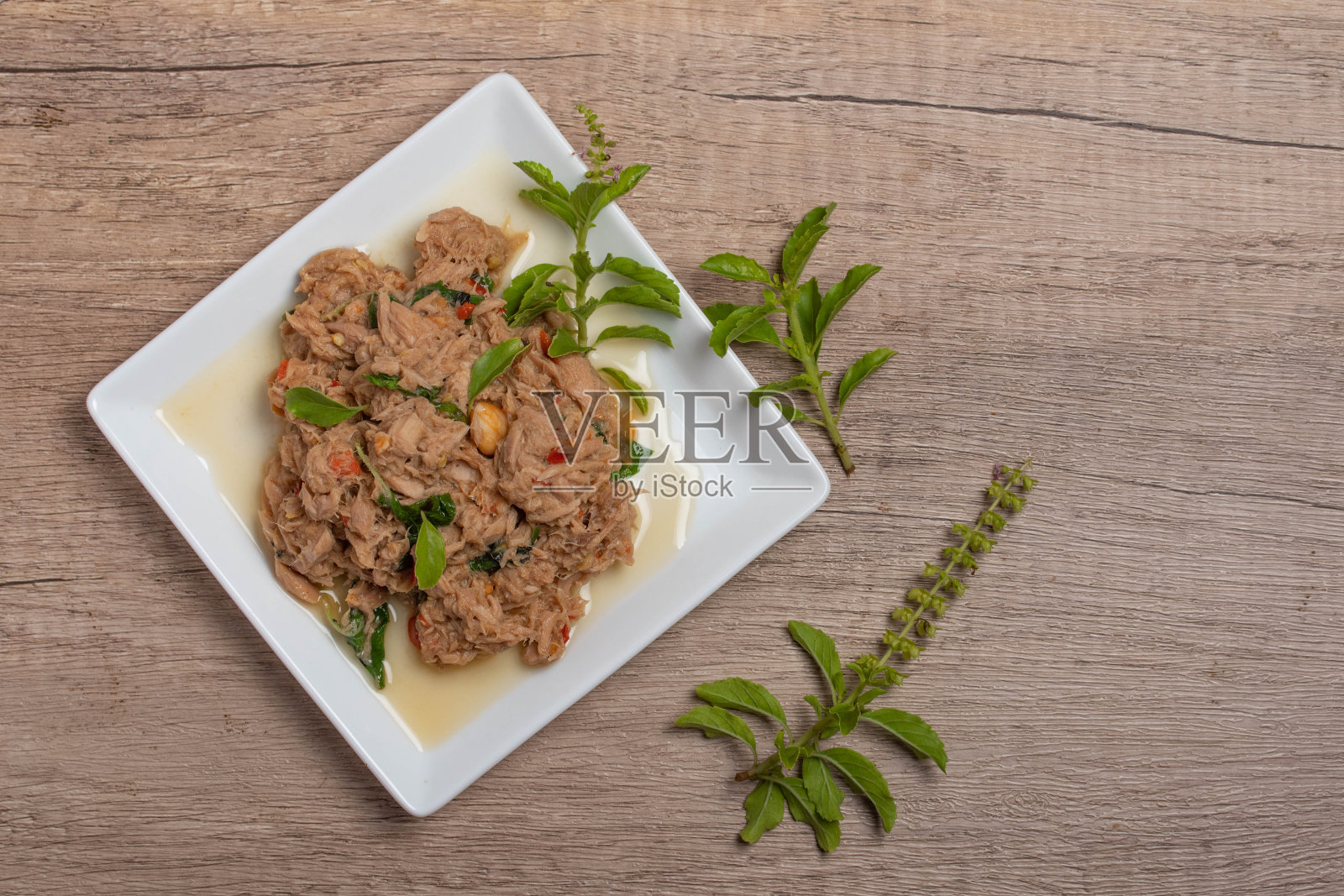 罗勒炒金枪鱼罐头照片摄影图片