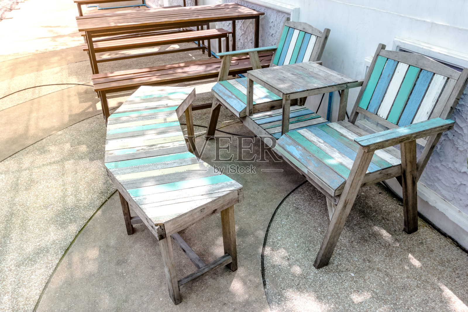 户外的旧木椅和长凳照片摄影图片