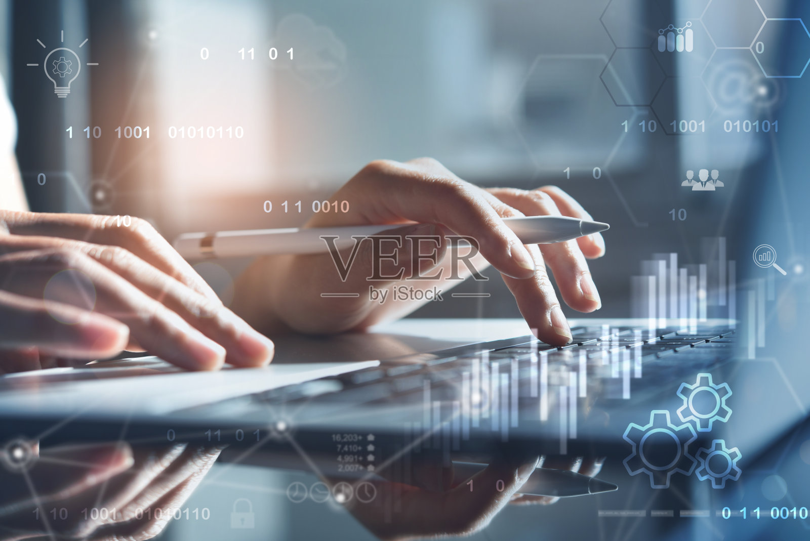 数据科学家。商业智能，软件开发。女程序员使用笔记本电脑在未来的虚拟界面屏幕上分析各种信息照片摄影图片