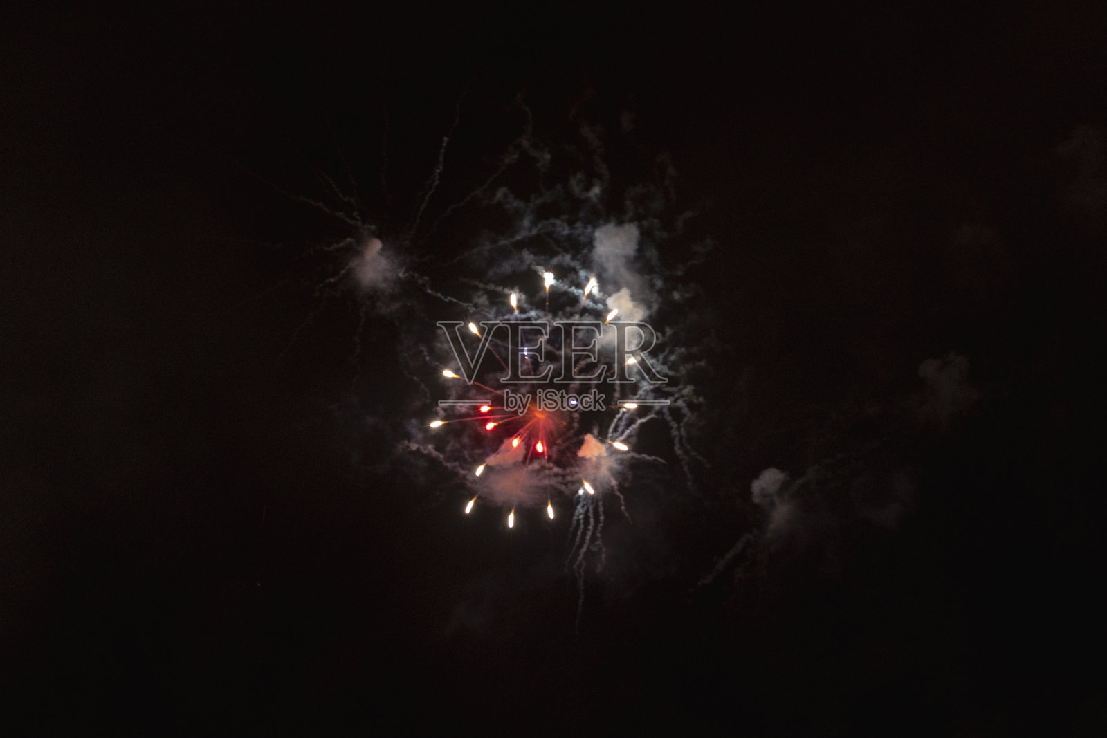 西班牙的圣胡安，拉科鲁尼亚，烟火在烟雾中以圆圈的形式出现照片摄影图片