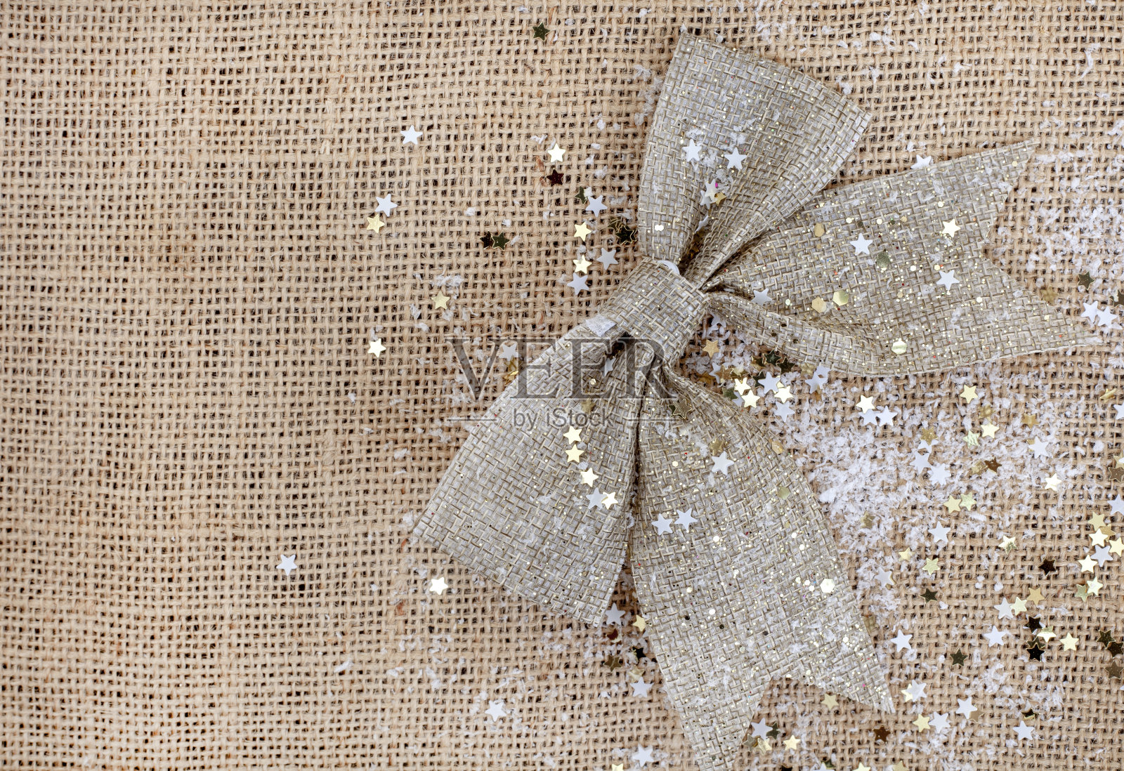 帆布弓在乡村粗麻袋与明星彩纸照片摄影图片