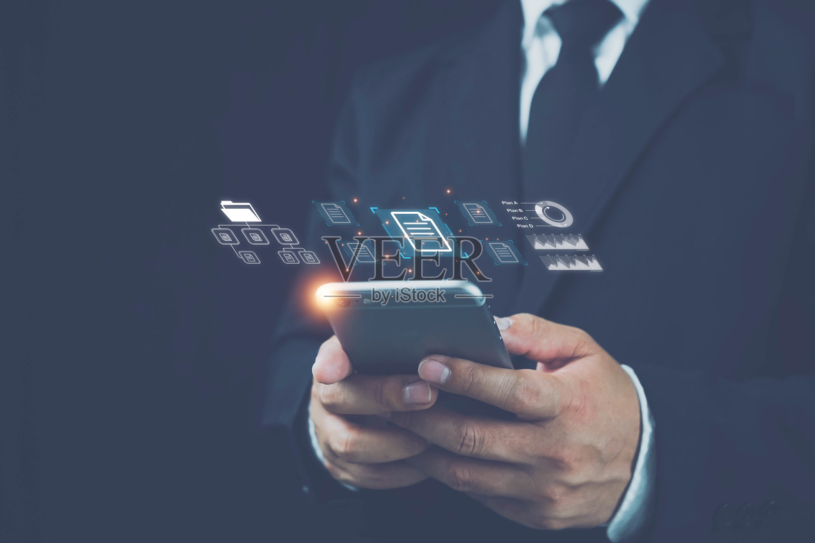 手持文档图标和打字到笔记本电脑，使用手机，在线文档数据库和文档管理系统的概念。处理自动化以有效地管理文件。照片摄影图片