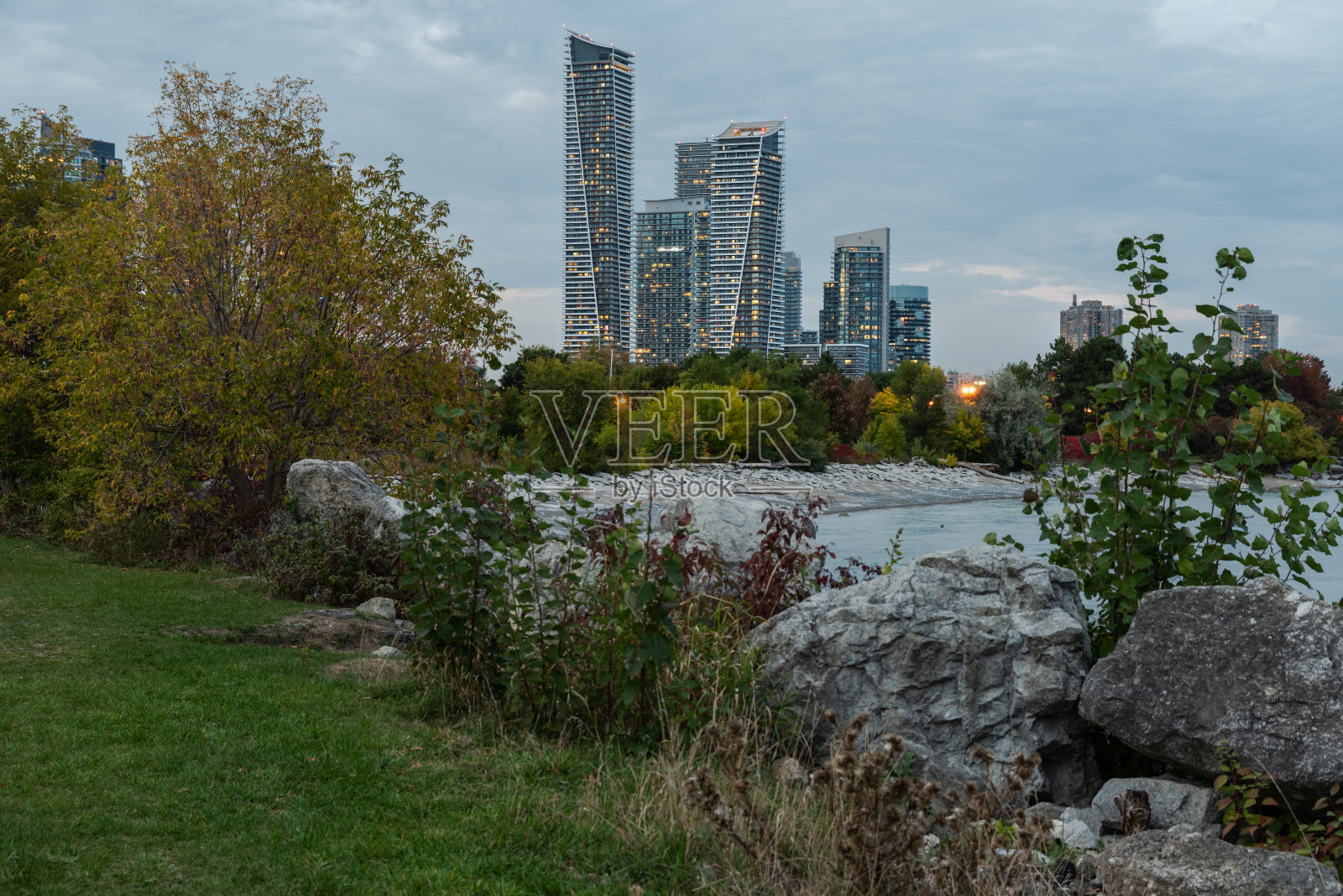秋天黄昏的多伦多湖岸。照片摄影图片