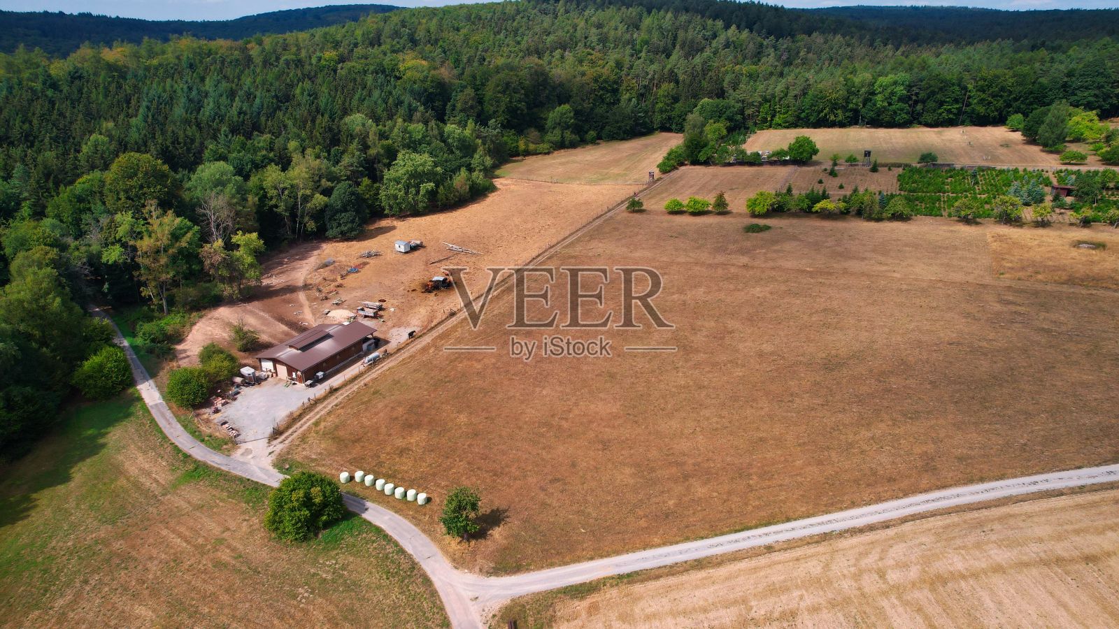 有农田和树木的乡村鸟瞰图照片摄影图片