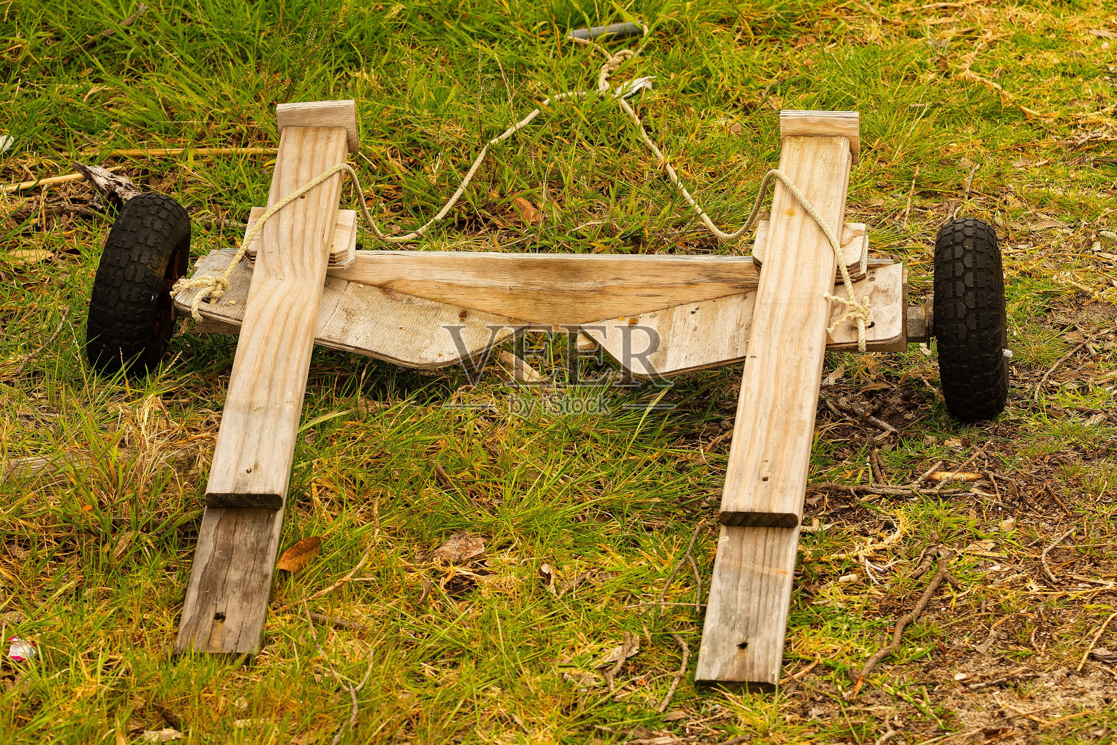 草原上有轮子的老式木制推车照片摄影图片