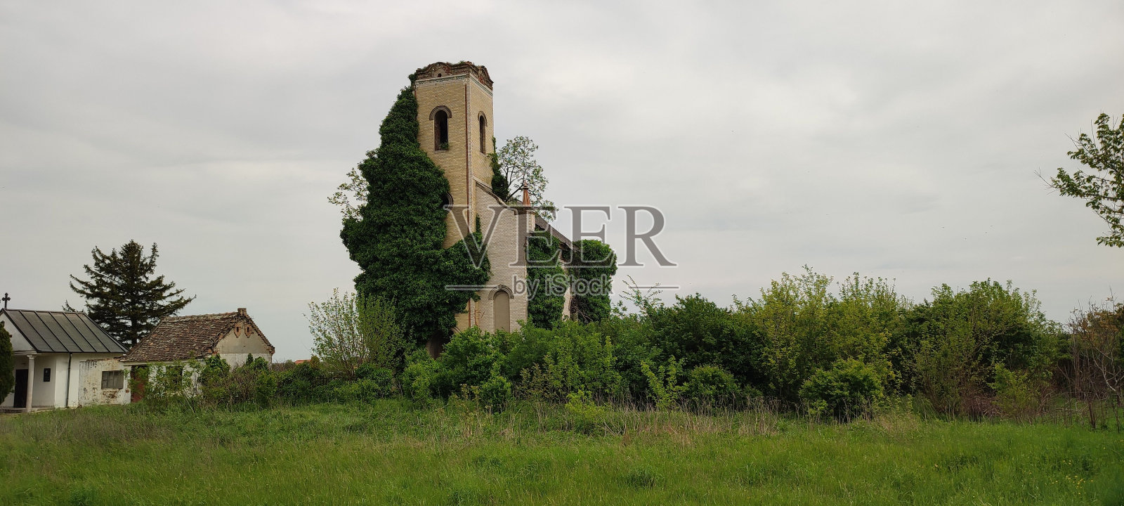 宁静的乡间小教堂的景色照片摄影图片
