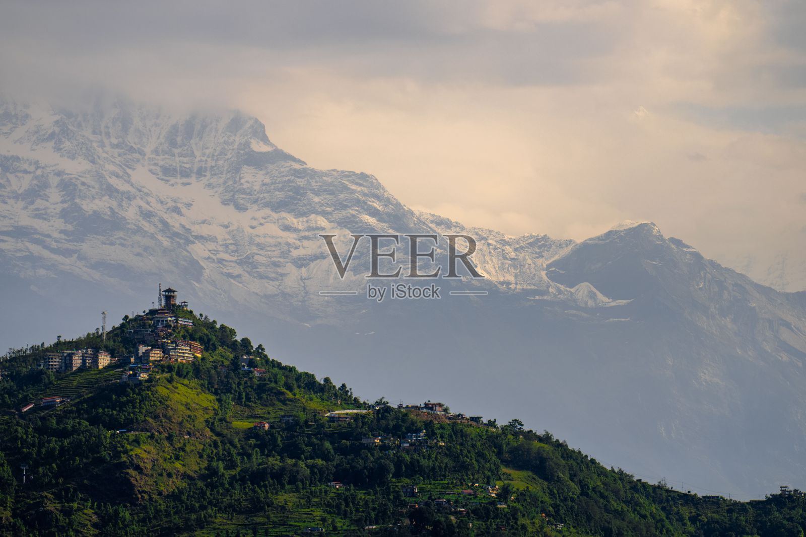 背景是青山和安纳普尔纳山脉。博卡拉,尼泊尔。照片摄影图片