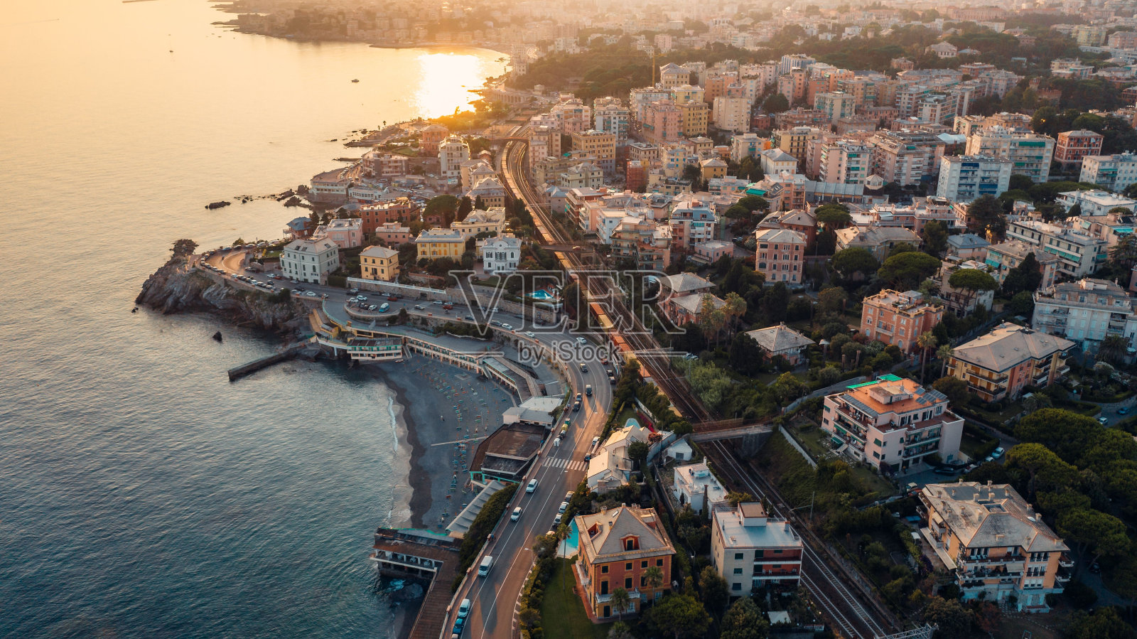 日落时分的Genove海滨城市与意大利里维埃拉的景观照片摄影图片