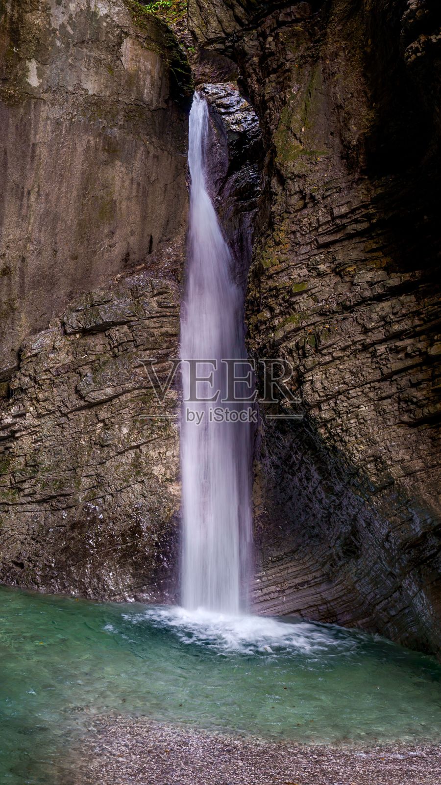 垂直拍摄的瀑布Kozjak在索卡山谷斯洛文尼亚流下悬崖照片摄影图片