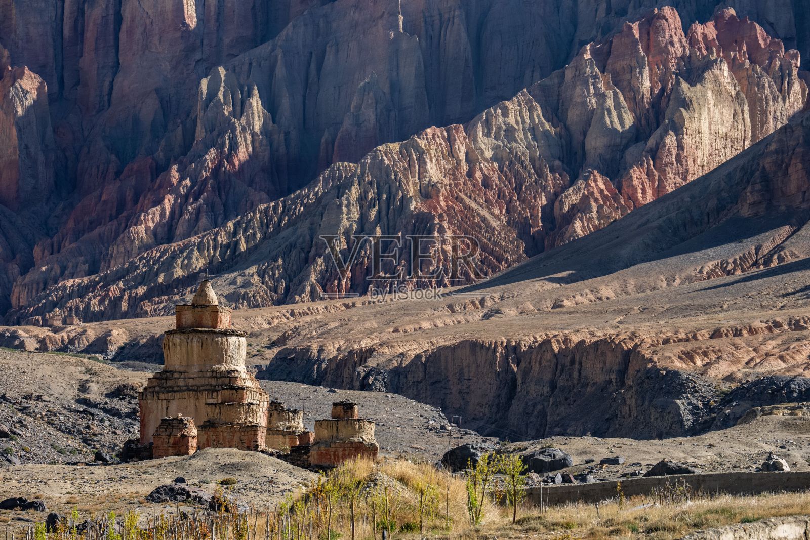 尼泊尔Ghami村砂岩悬崖附近的历史性的Chorten藏传佛教佛塔照片摄影图片