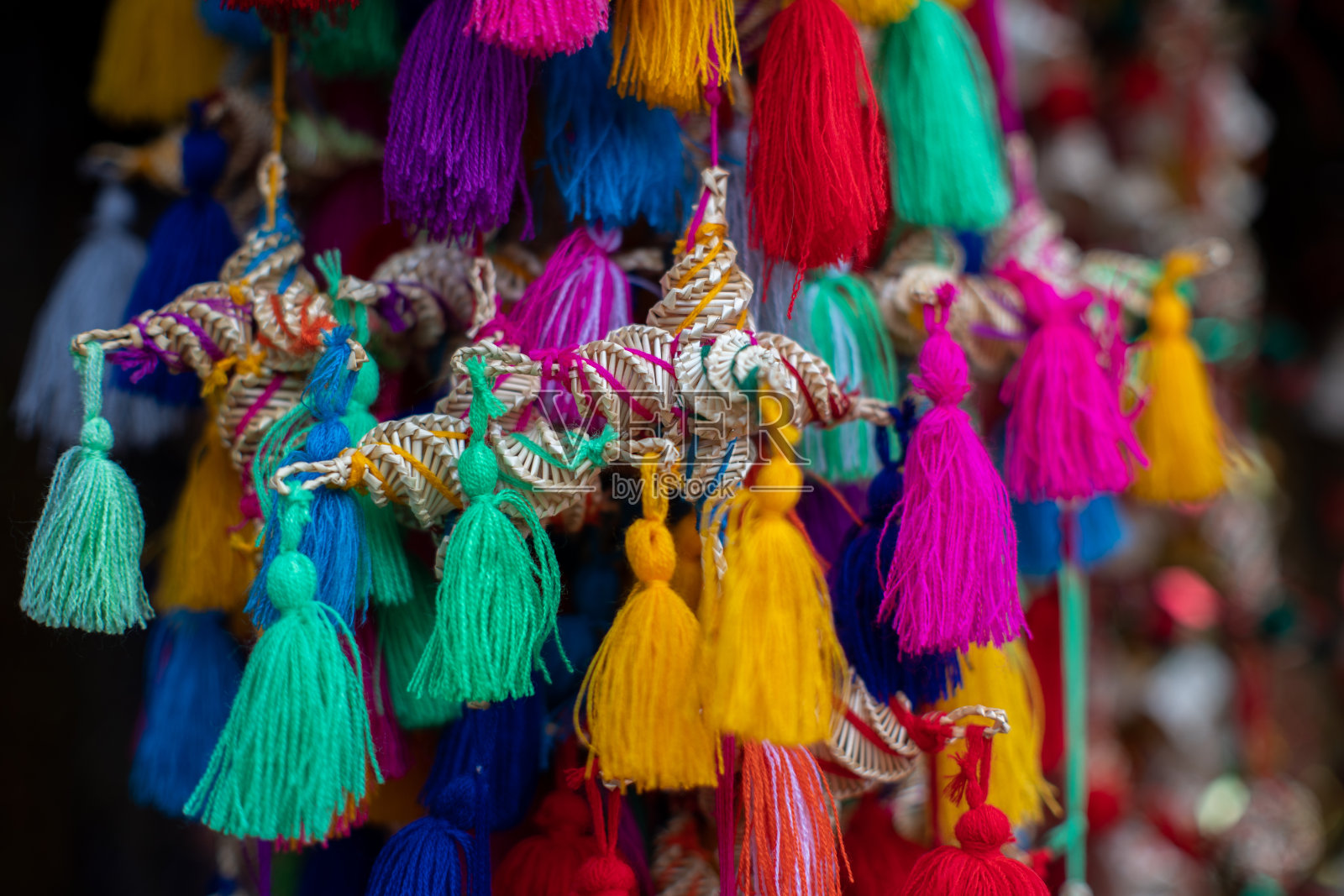 特写镜头彩色手工黄麻娃娃在模糊的背景照片摄影图片