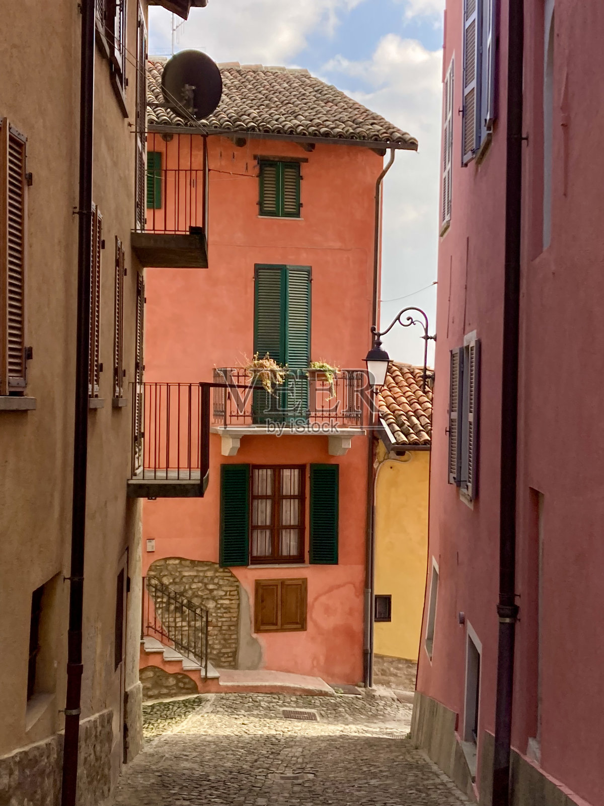 意大利-皮埃蒙特大区-阿尔巴村-老城区的小街道照片摄影图片