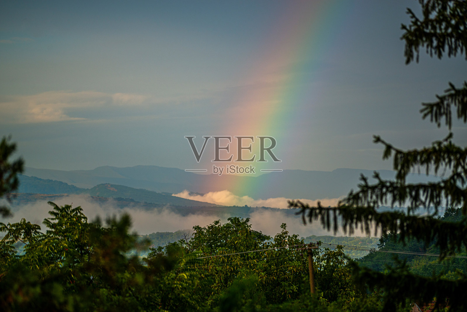 彩虹越过山脉和云层，Stara Planina或老山，塞尔维亚照片摄影图片