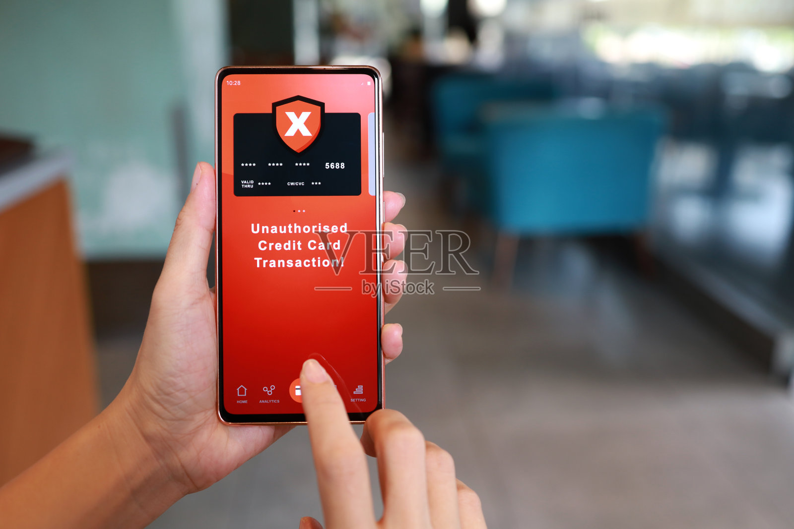 有人在智能手机上收到财务欺诈警报信息照片摄影图片