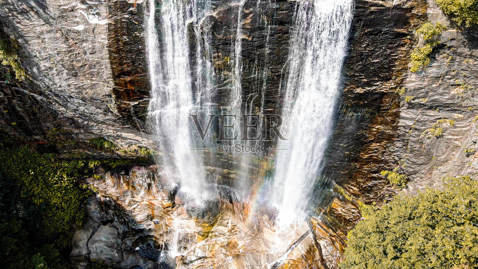 黄色森林中的瀑布，热带雨林丛林中惊人的瀑布鸟瞰图，从不同的无人机角度观看瀑布照片摄影图片