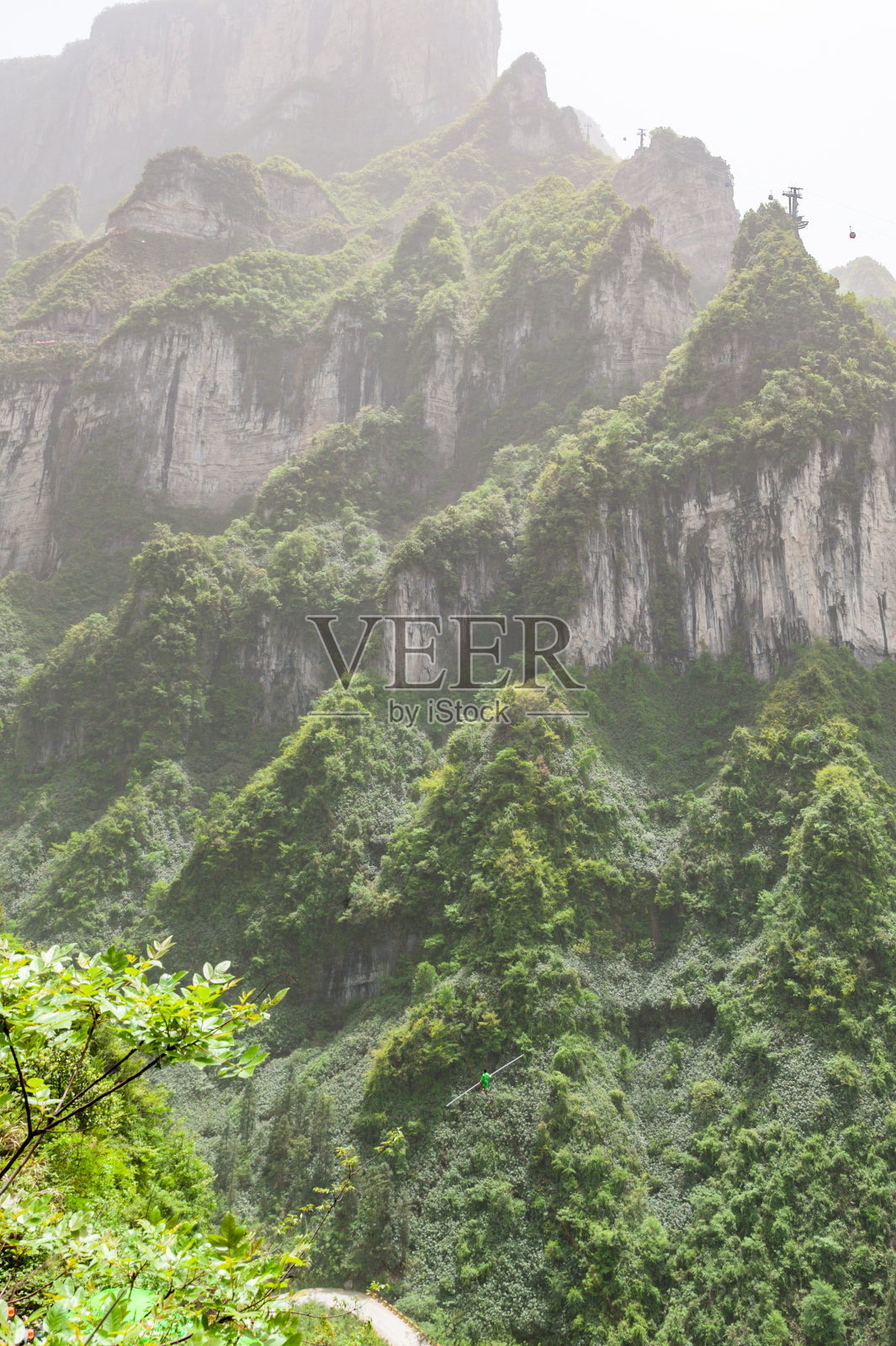 中国张家界国家公园天门山鸟瞰图，中国湖南张家界天门山照片摄影图片