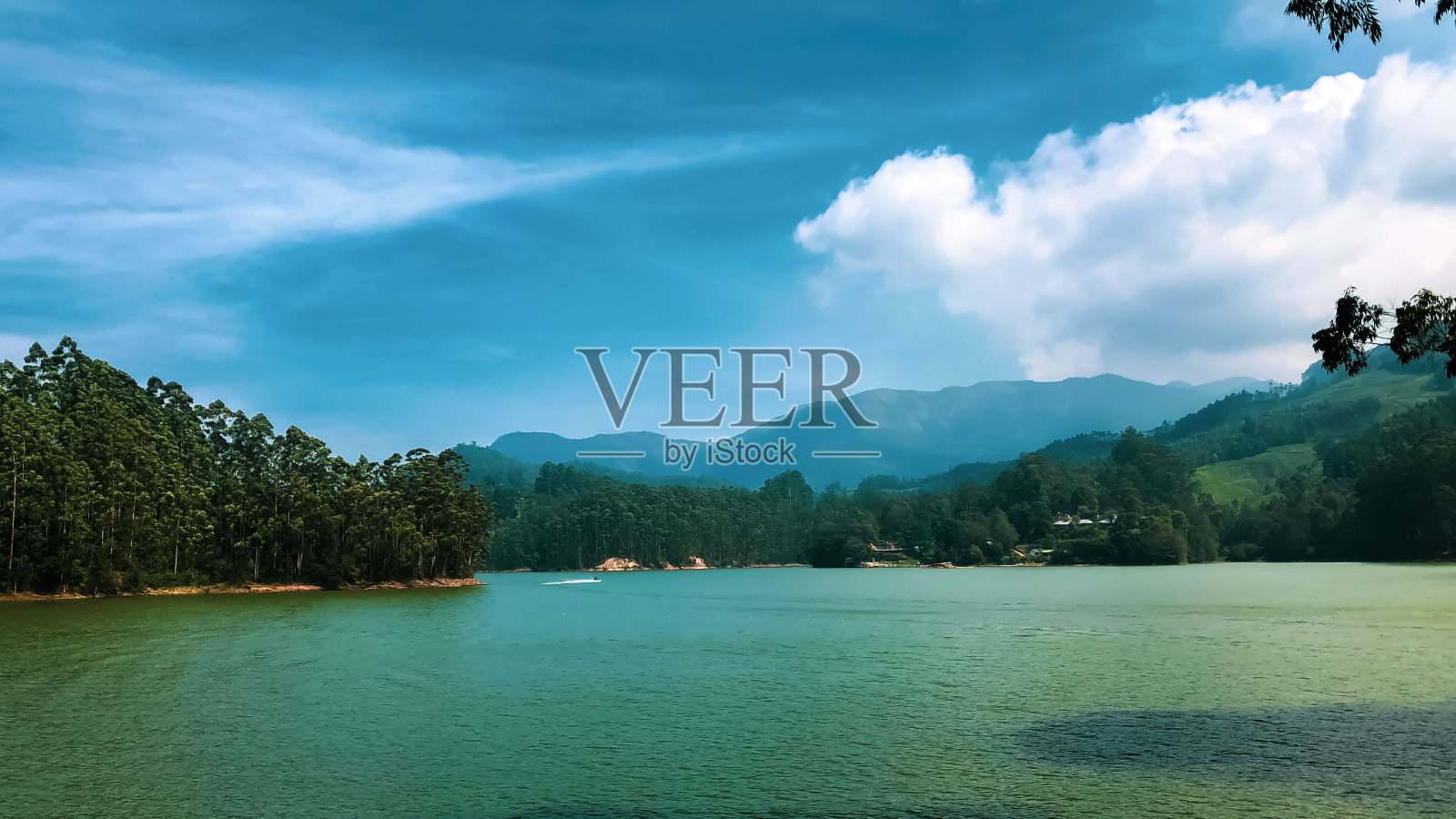 在一个阳光明媚的日子里，喀拉拉邦芒纳尔的一个湖的风景照片摄影图片