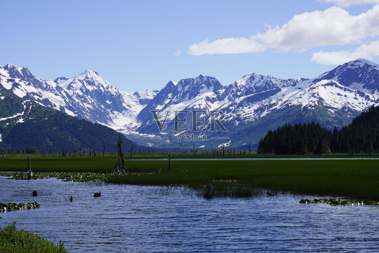 蓝天下的河流和山脉的美丽风景照片摄影图片