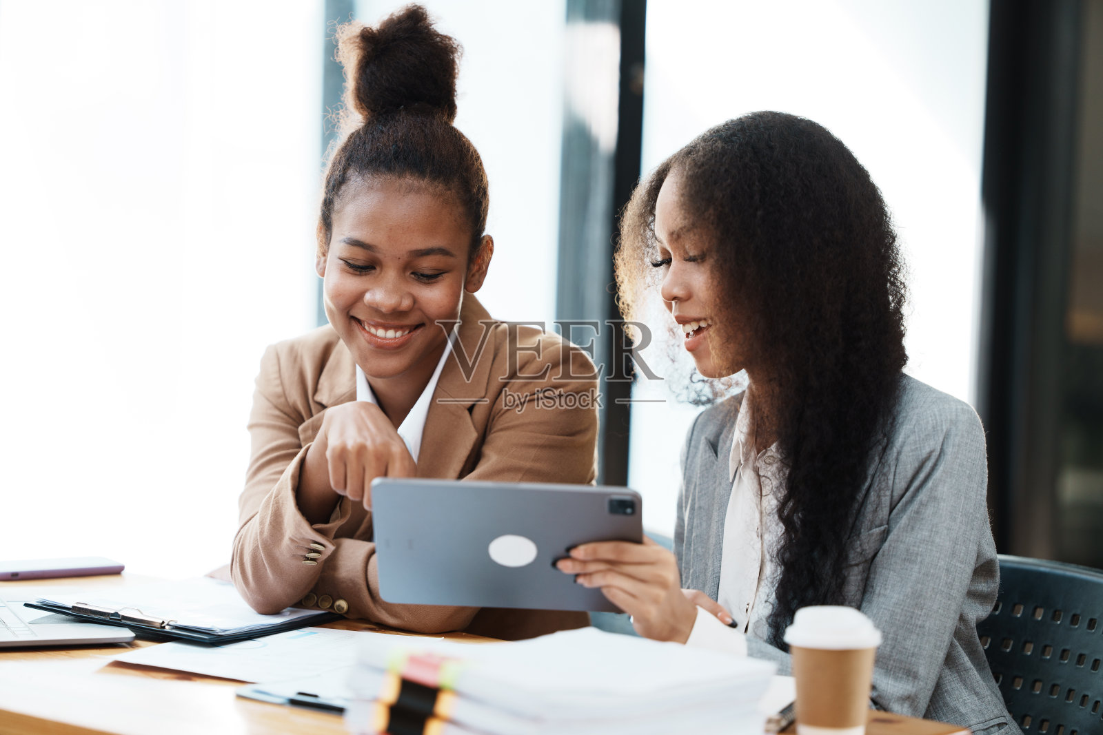 一位女士在办公室使用笔记本电脑照片摄影图片