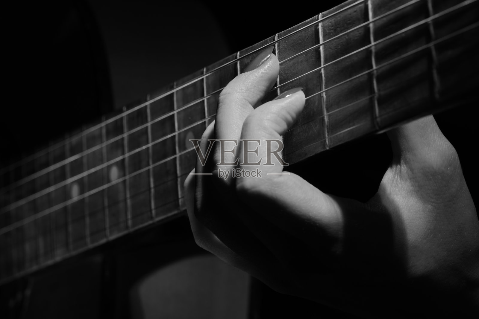 手指在琴弦上照片摄影图片