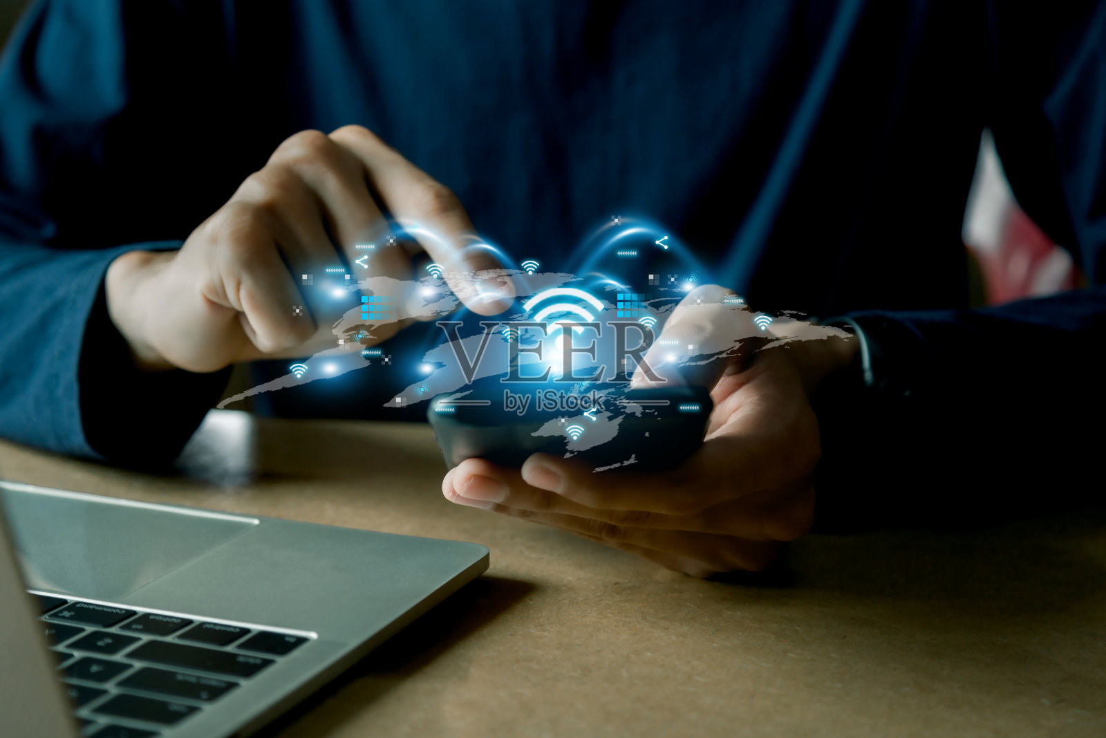 商务使用智能手机，带有wifi图标，商务沟通社交网络概念。照片摄影图片