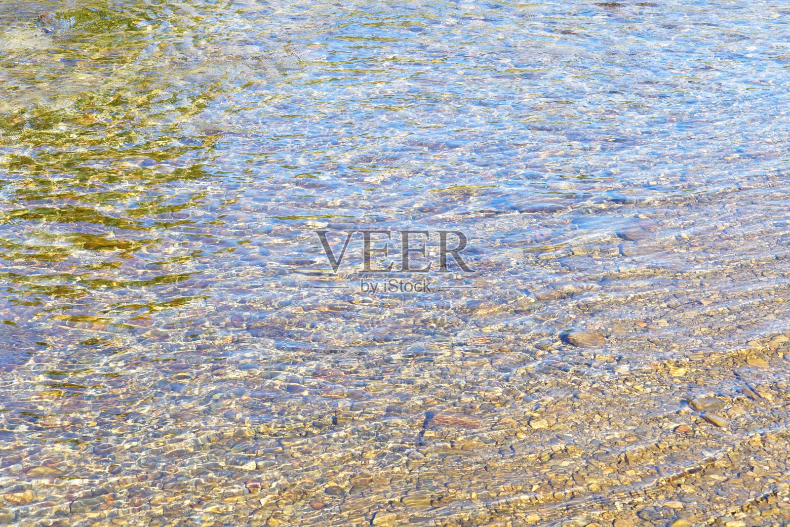 阳光灿烂的日子里的一条河照片摄影图片