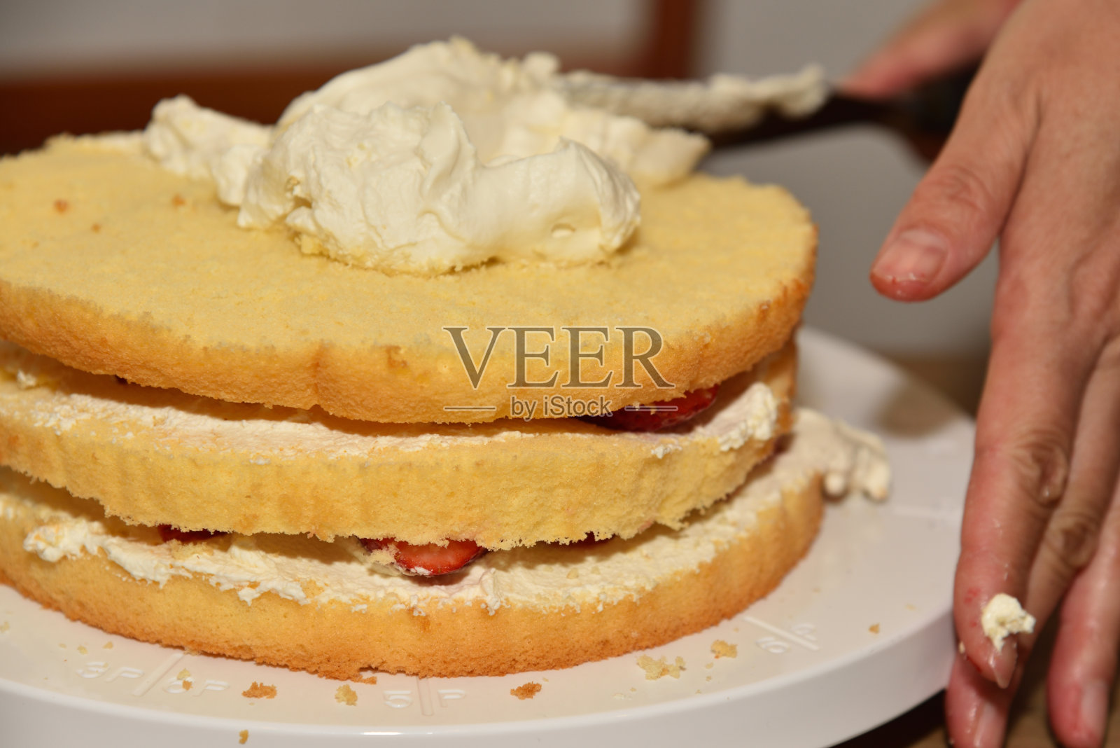 自制草莓蛋糕，节日快乐照片摄影图片