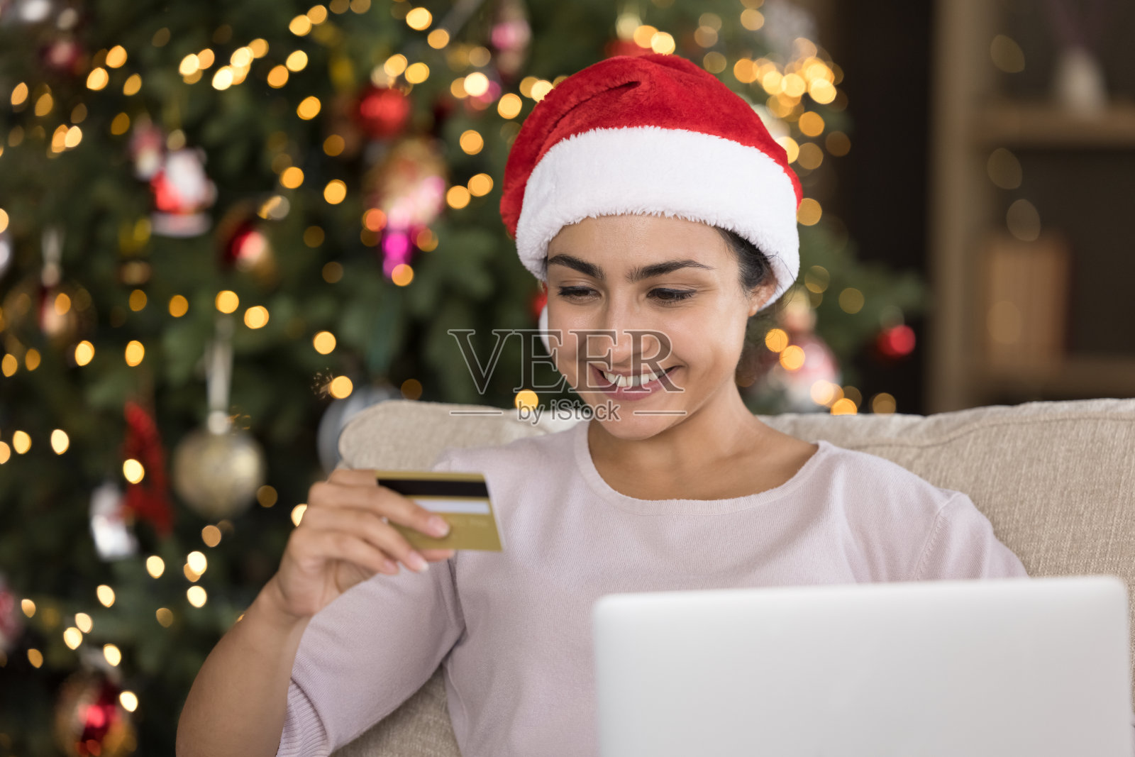 开心满意的顾客在线购物，付费购买照片摄影图片