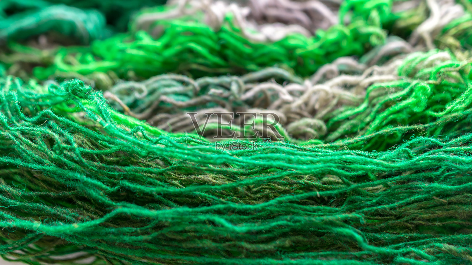 色彩鲜艳、斑驳、鲜艳的毛纱碎块，针织手工艺概念照片摄影图片