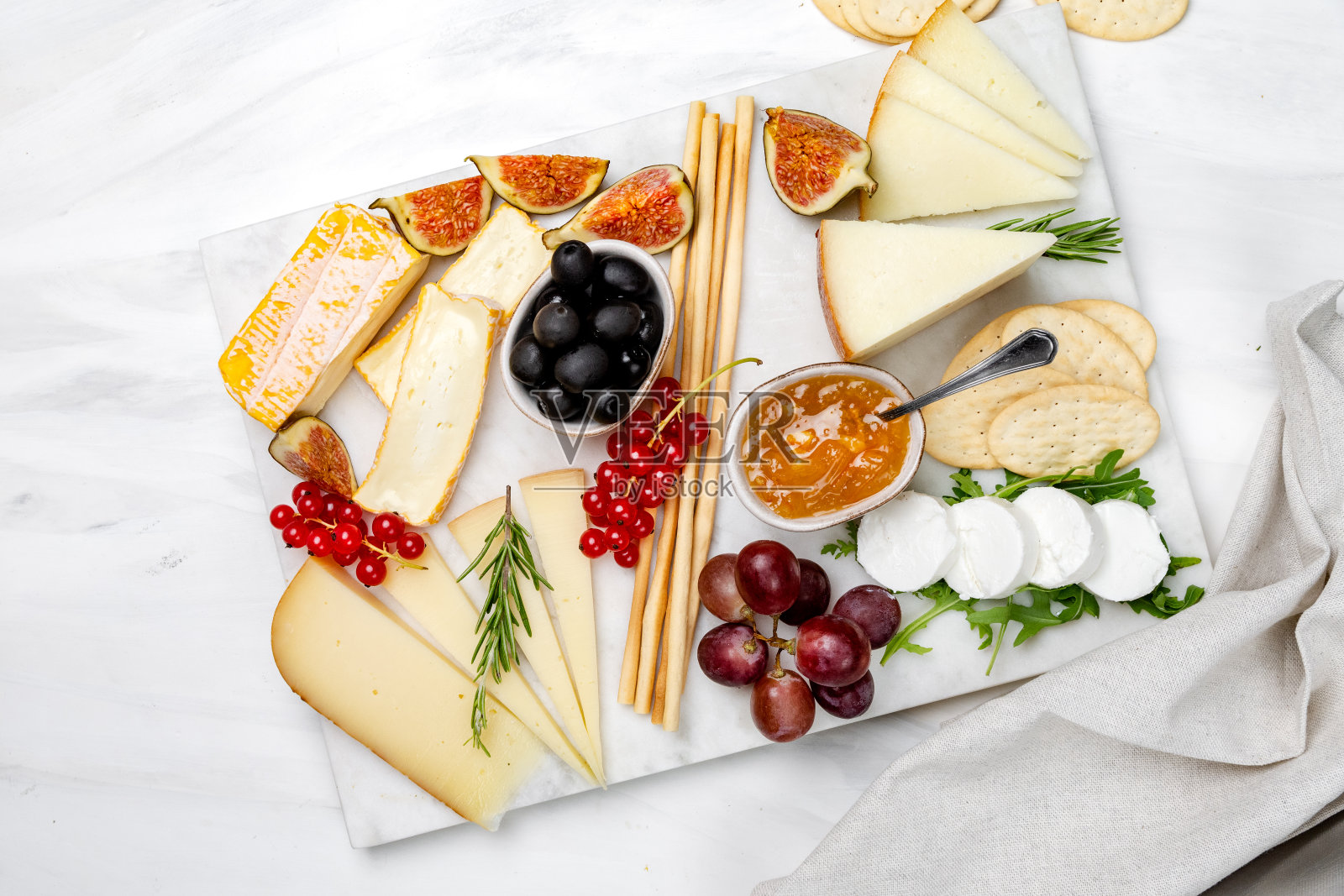 芝士板配佩科里诺布里山羊芝士饼干和格里斯尼面包棒无花果果酱橄榄和浆果照片摄影图片