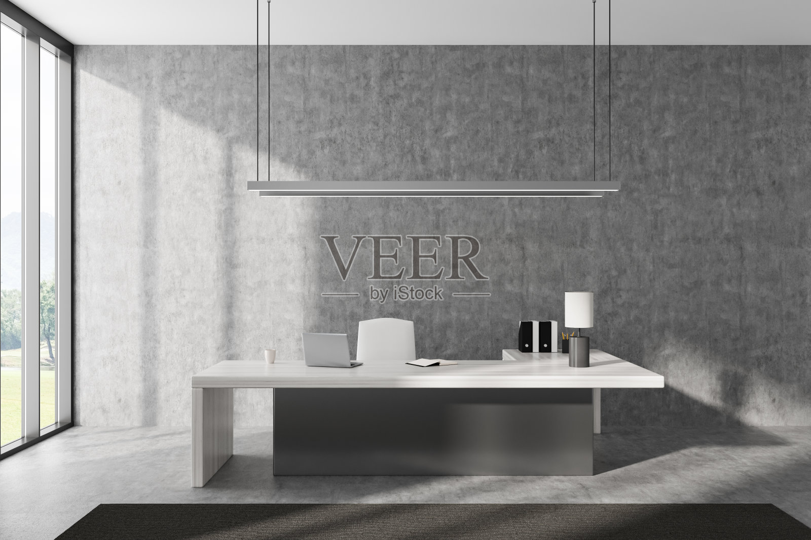 办公室内部有桌子和笔记本电脑，工具和全景窗照片摄影图片