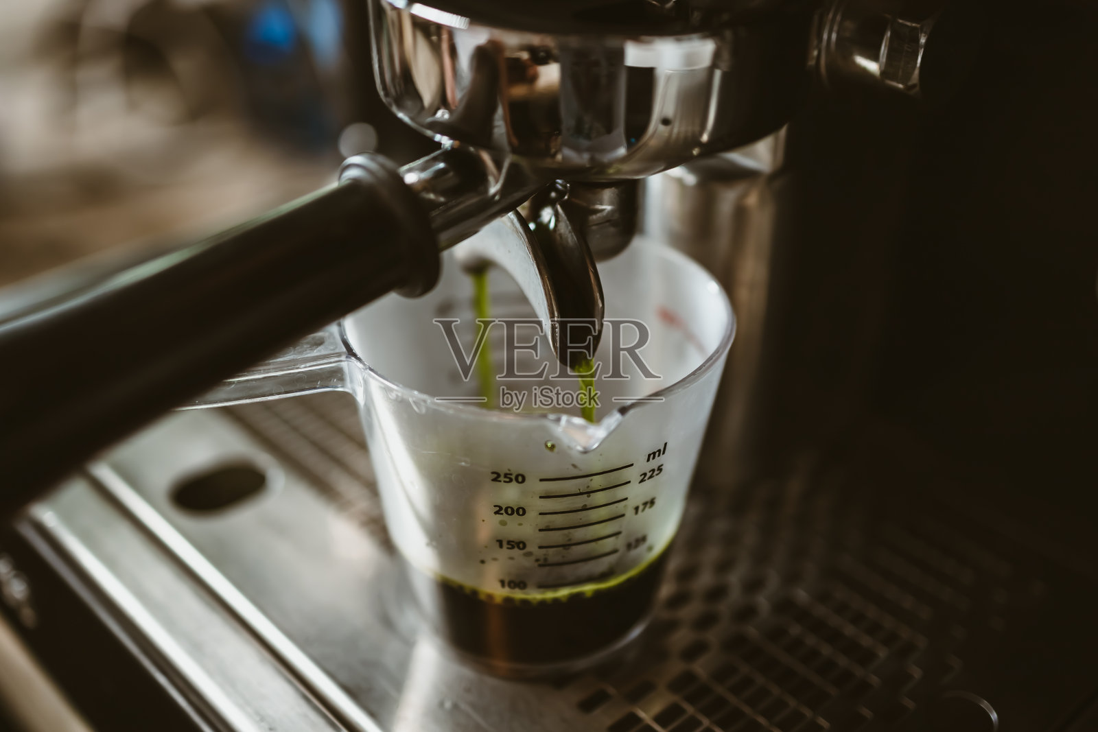 咖啡师挑选咖啡无底滤咖啡机在咖啡馆煮咖啡。咖啡机的概念。照片摄影图片