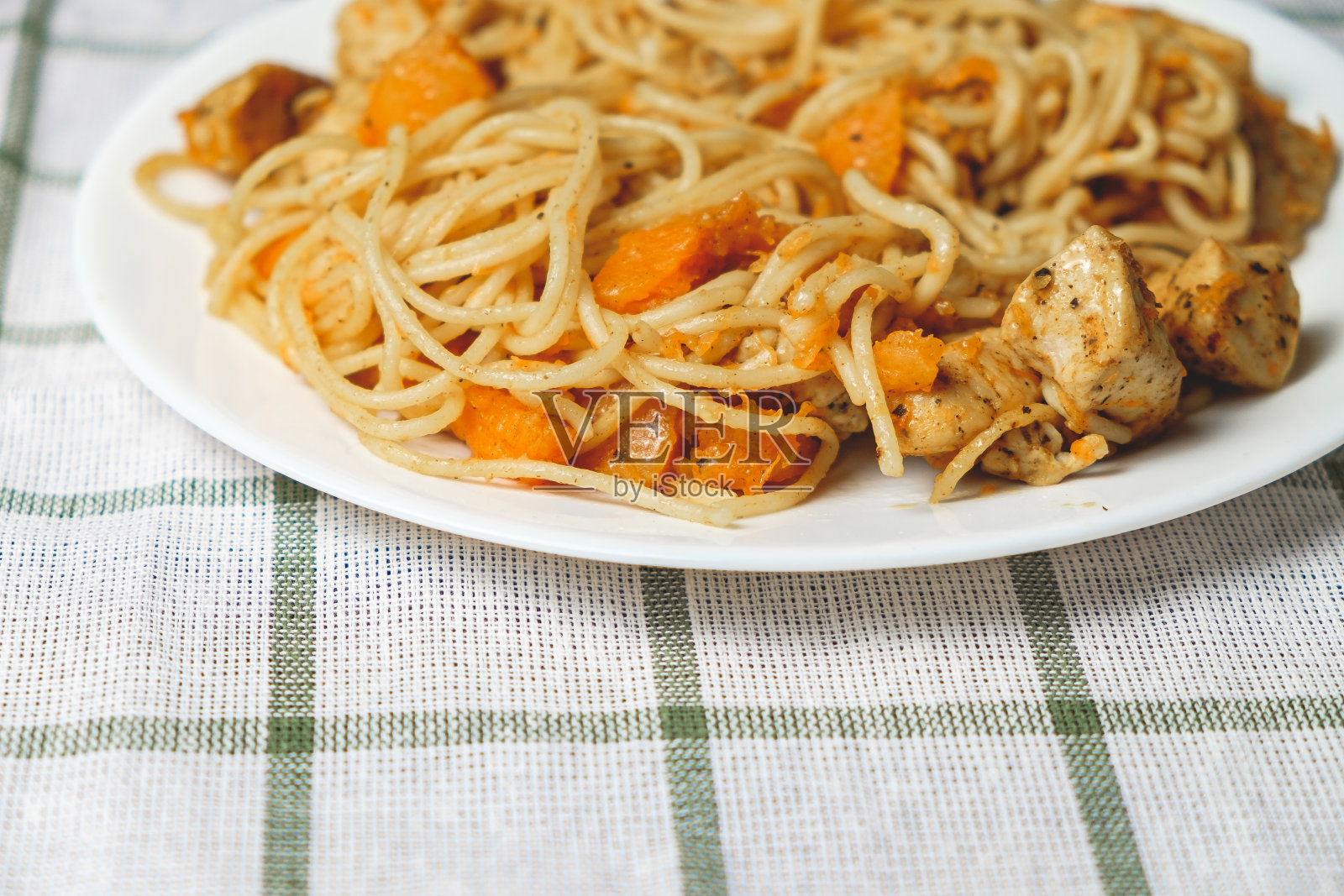 南瓜鸡肉意大利面照片摄影图片