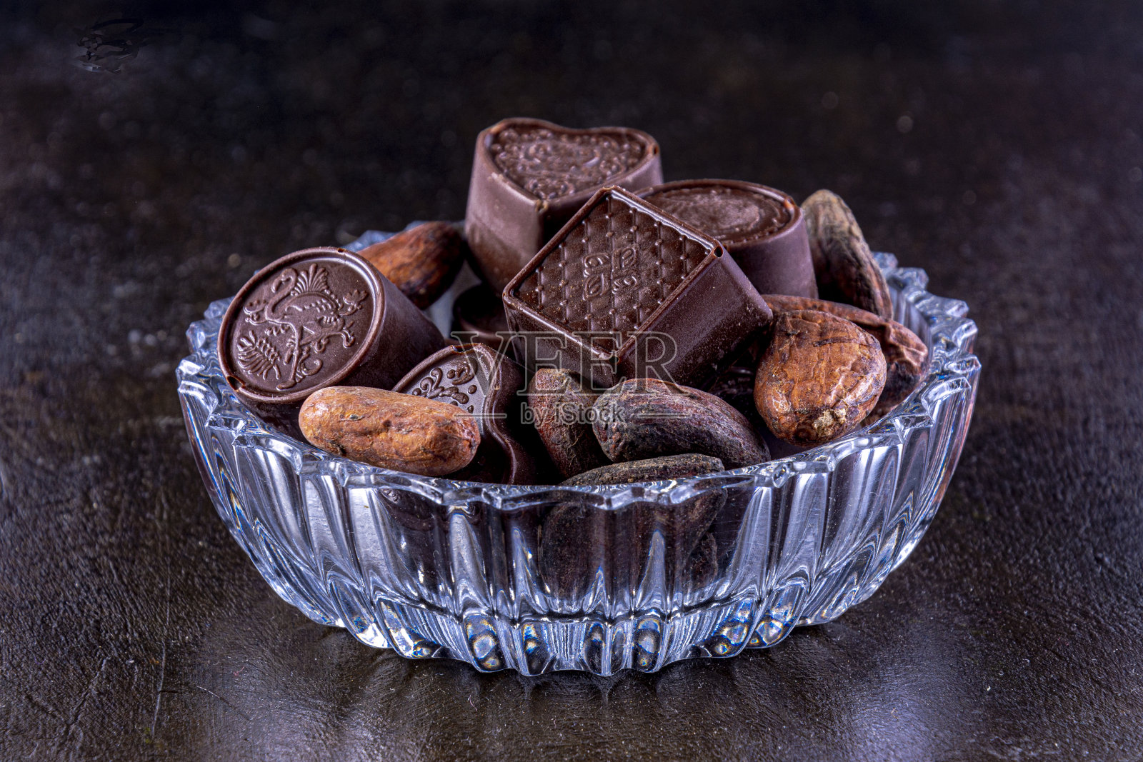 巧克力放在托盘上。照片摄影图片