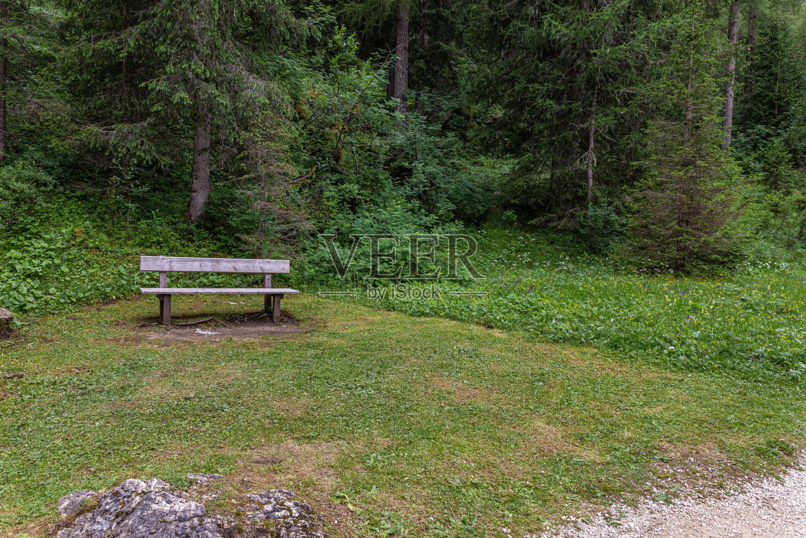 木制的长凳上照片摄影图片