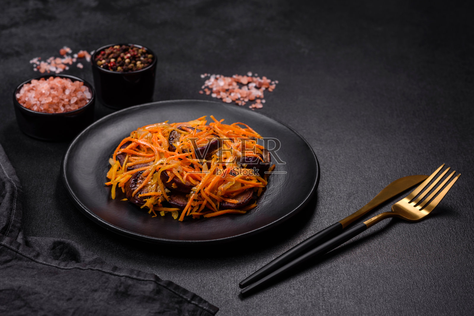 用茄子、胡萝卜、大蒜、香料和香草做的韩国沙拉，背景是深色的混凝土照片摄影图片