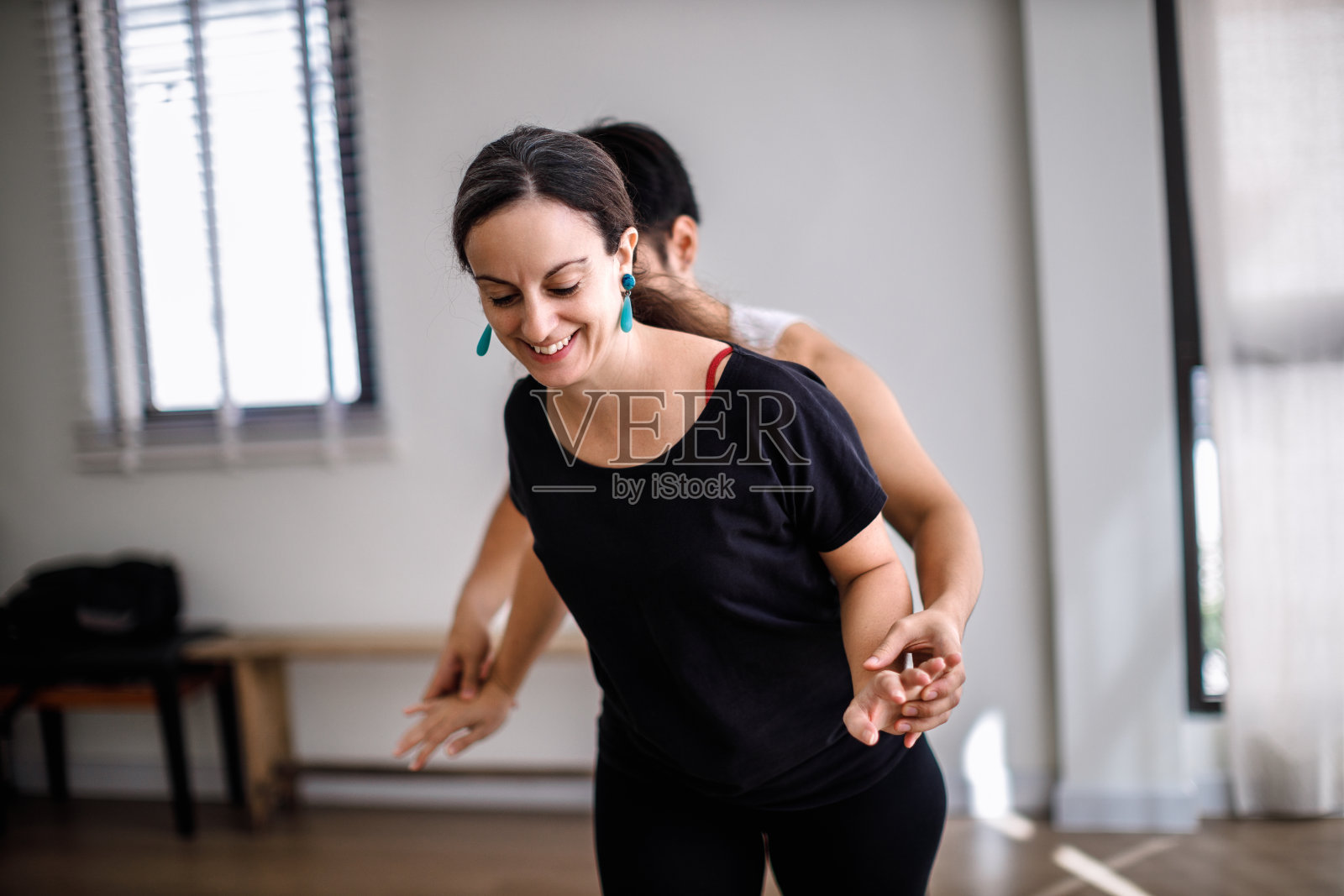 摇摆舞伙伴在舞蹈工作室练习照片摄影图片