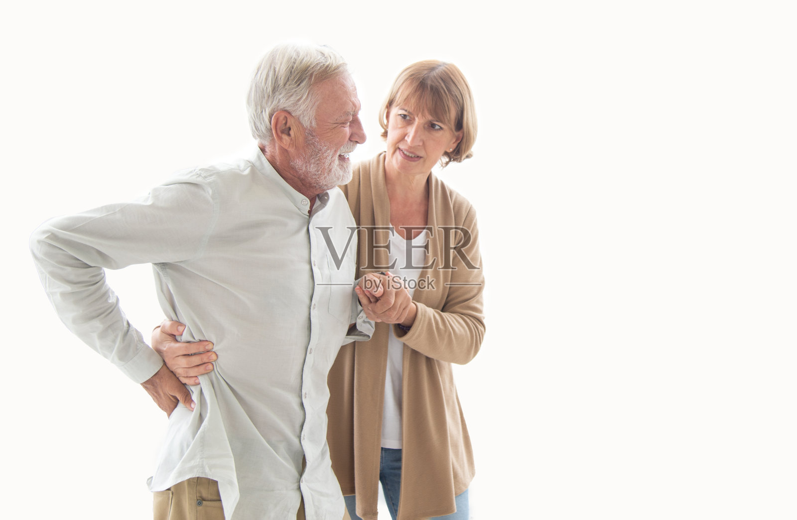 成熟支持的妻子帮助拥抱受伤的老年丈夫遭受脊柱痉挛或扭伤。老年妇女拥抱照顾生病的退休男子配偶突然腰酸背痛。健康问题的概念照片摄影图片