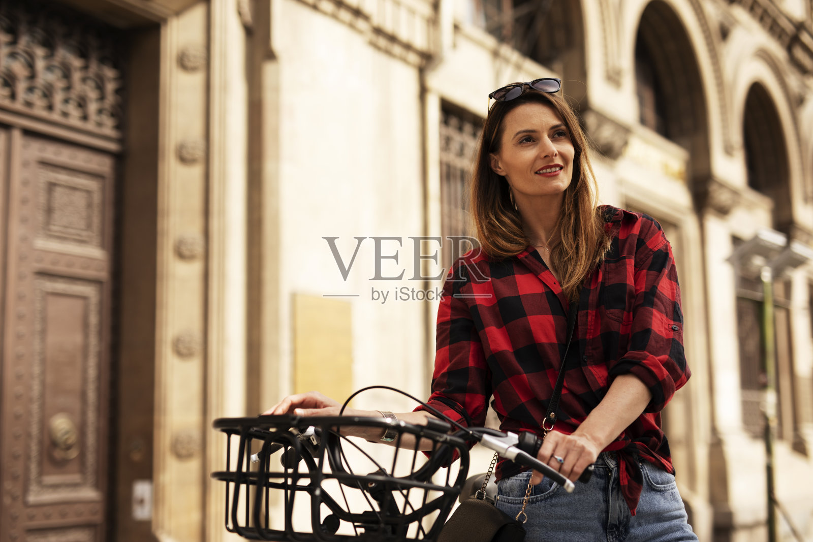 美丽的女孩在城市里骑自行车照片摄影图片