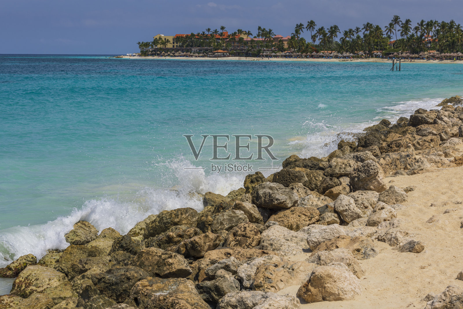 美丽的阿鲁巴岛海岸线与蓝绿色的大西洋水域。照片摄影图片