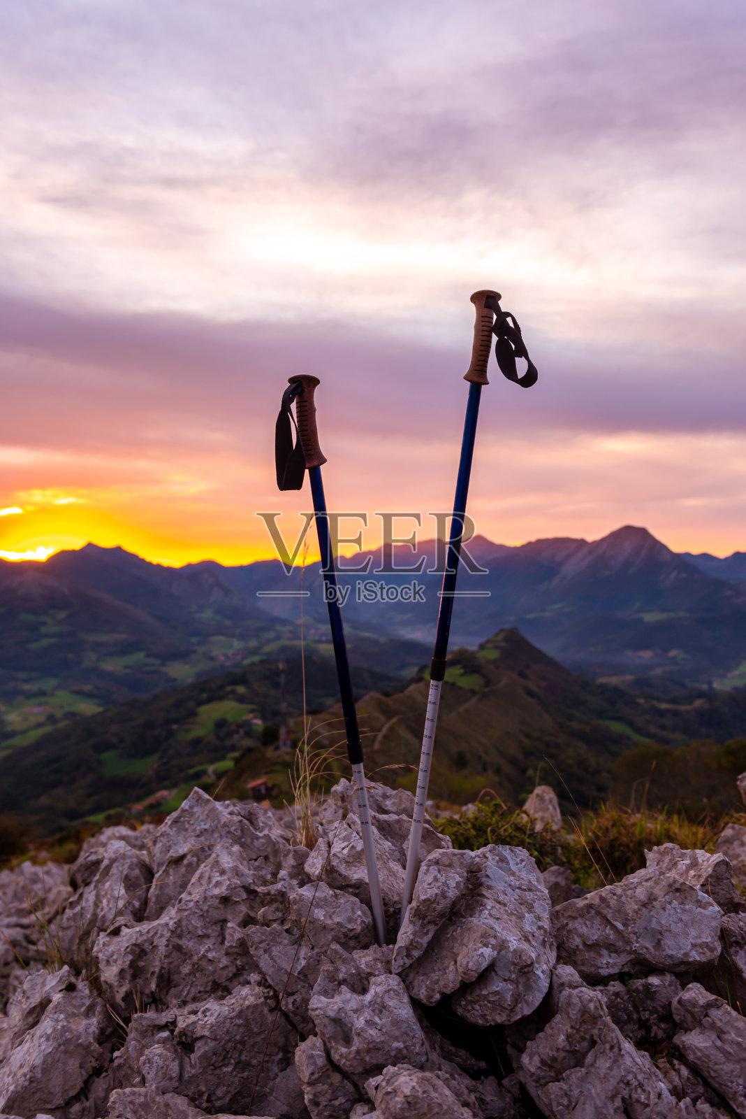 没有人的长途跋涉，照片摄影图片